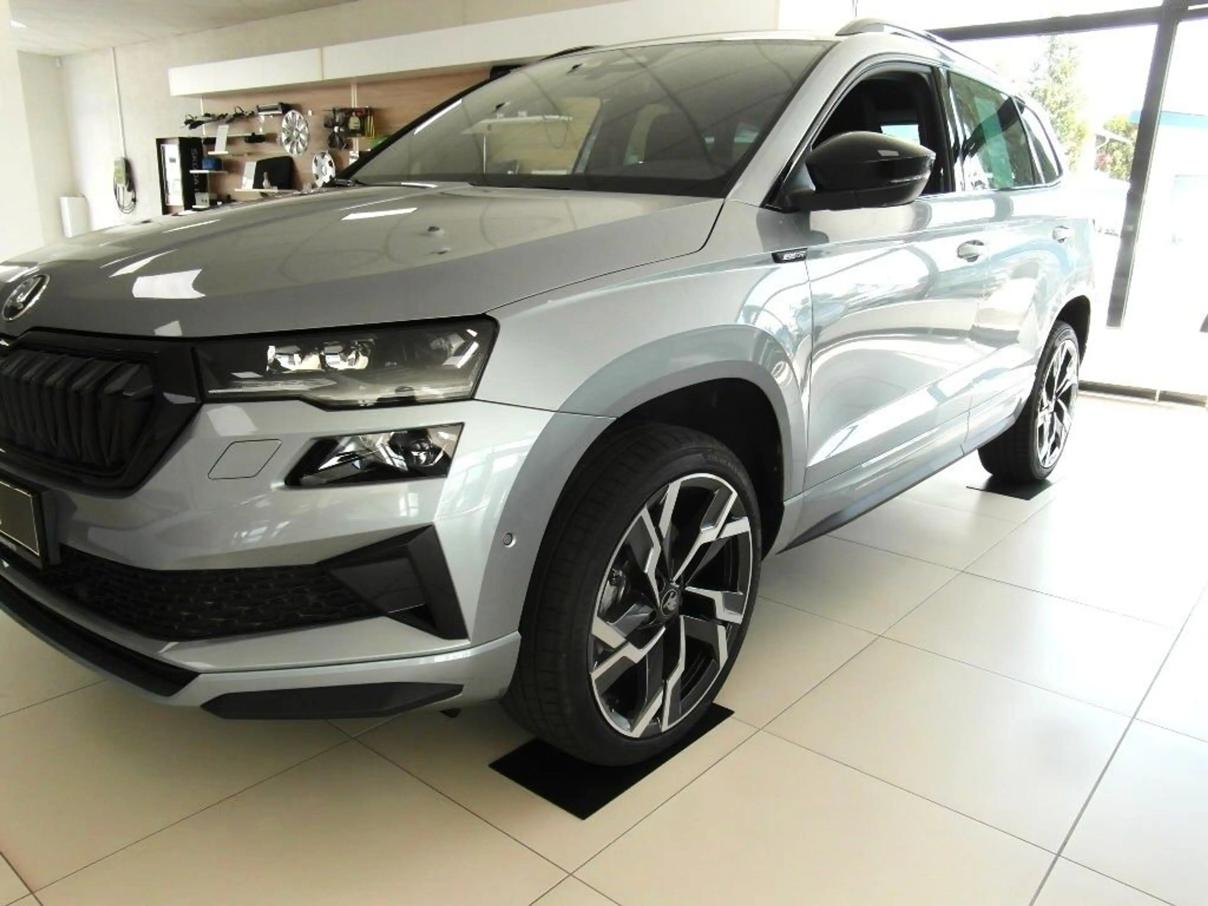 Skoda Karoq 1.5l DSG Sportline, 360',AHK,Navi,19",MLED — photo 2