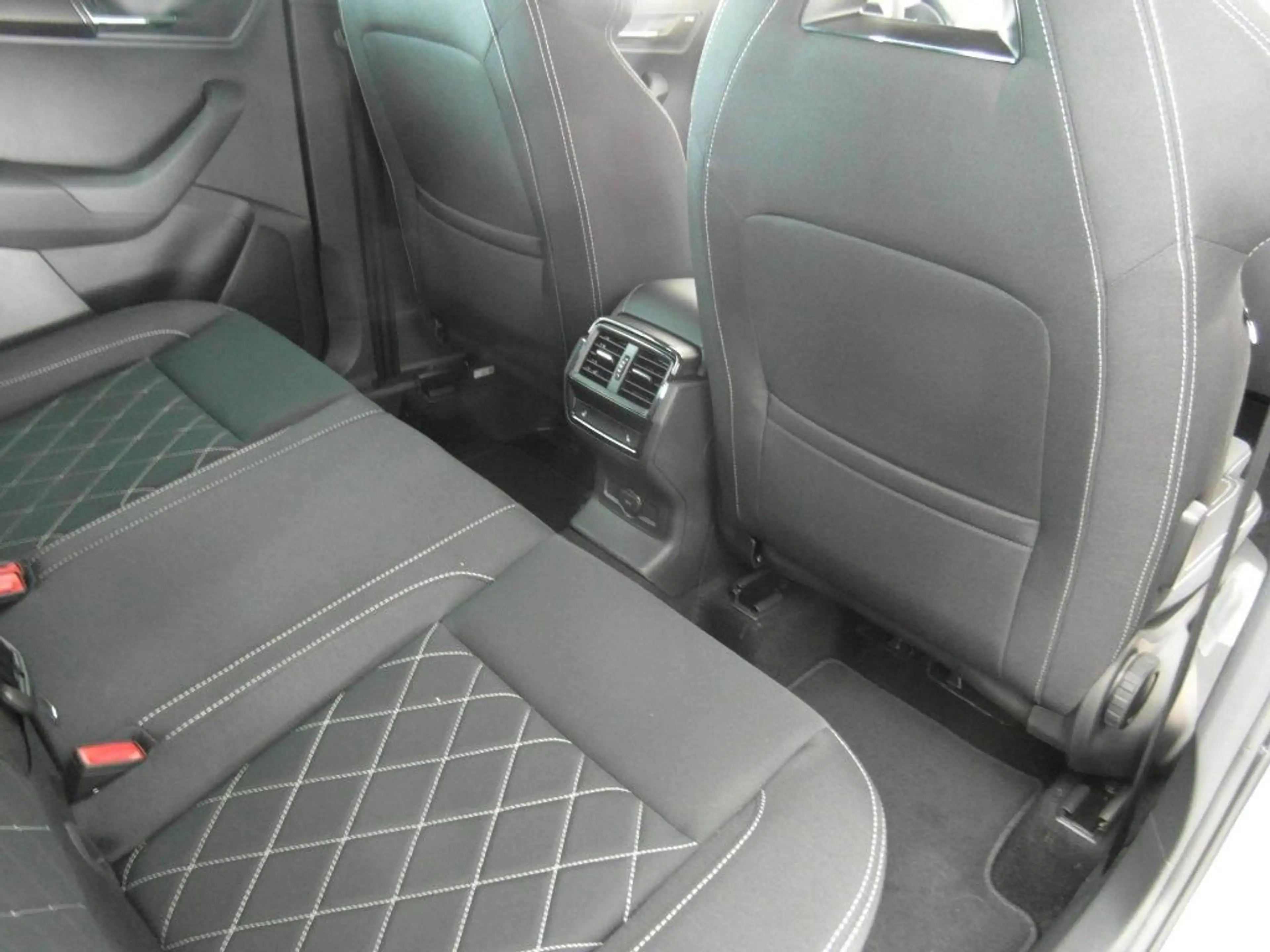 Skoda Karoq 1.5l DSG Sportline, 360',AHK,Navi,19",MLED — photo 9