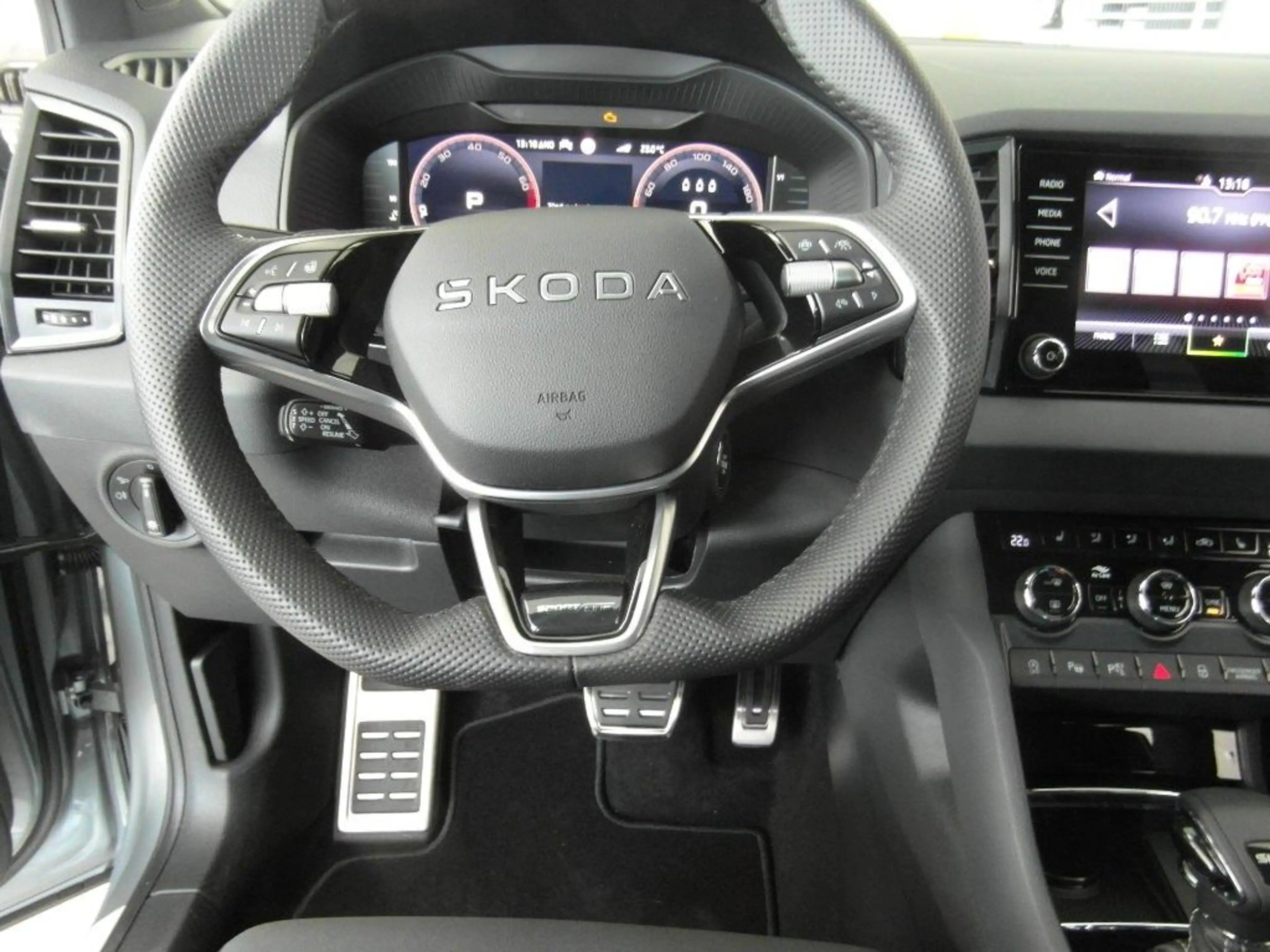 Skoda Karoq 1.5l DSG Sportline, 360',AHK,Navi,19",MLED — photo 12