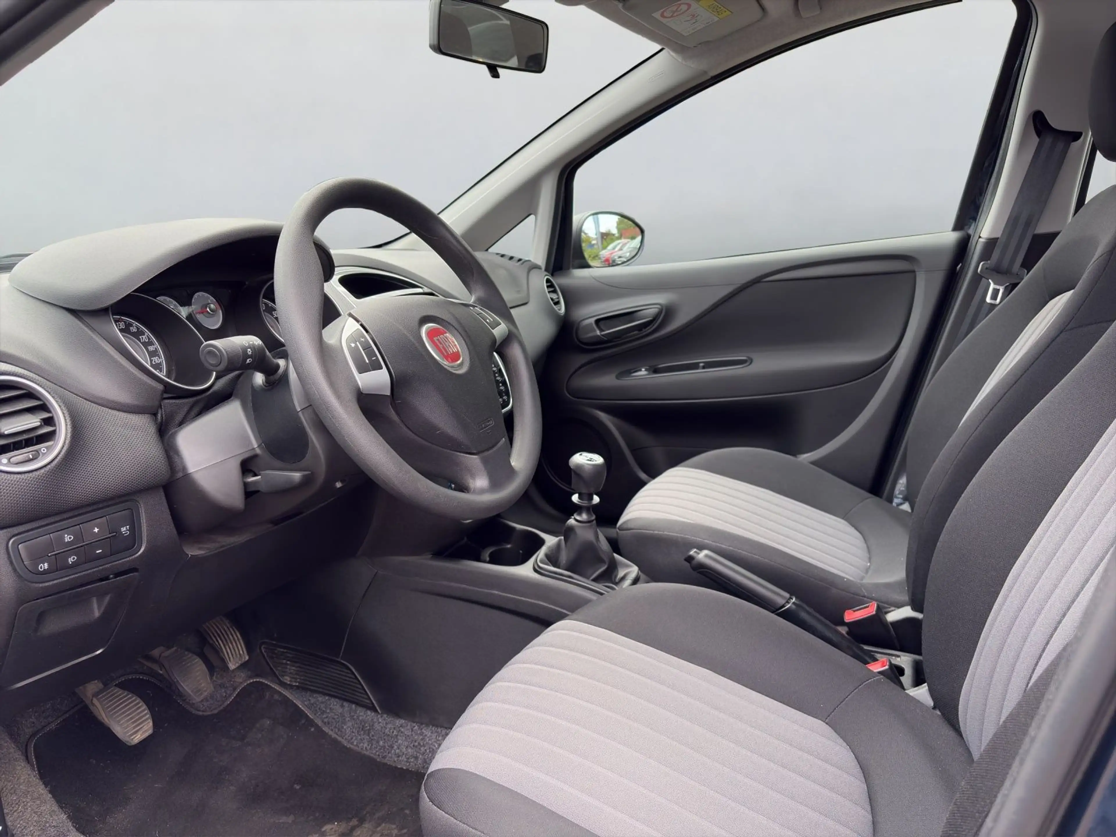 Fiat Punto Basis*Klima*Radio*PDC*8Fach bereift — photo 10