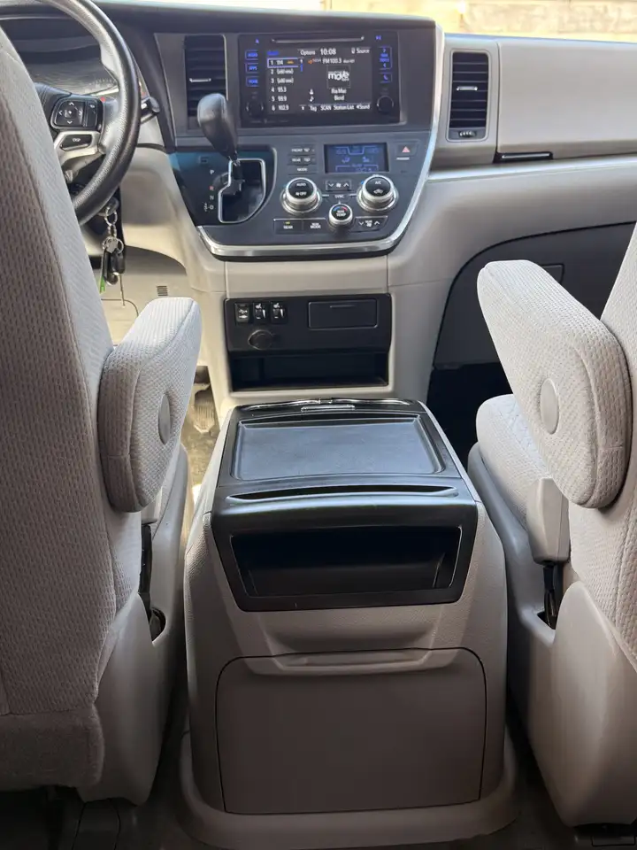 Toyota Sienna снимка Toyota Sienna