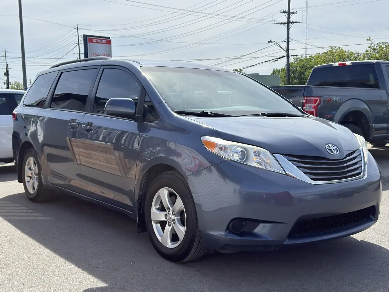 Toyota Sienna снимка Toyota Sienna
