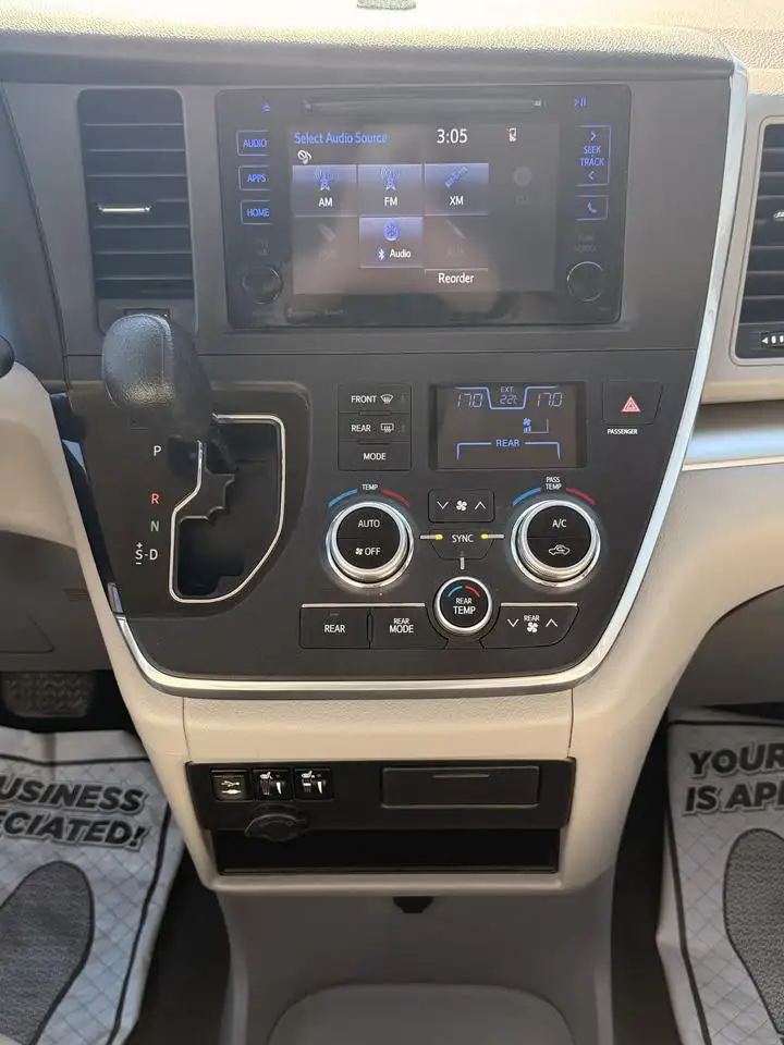 Toyota Sienna снимка Toyota Sienna