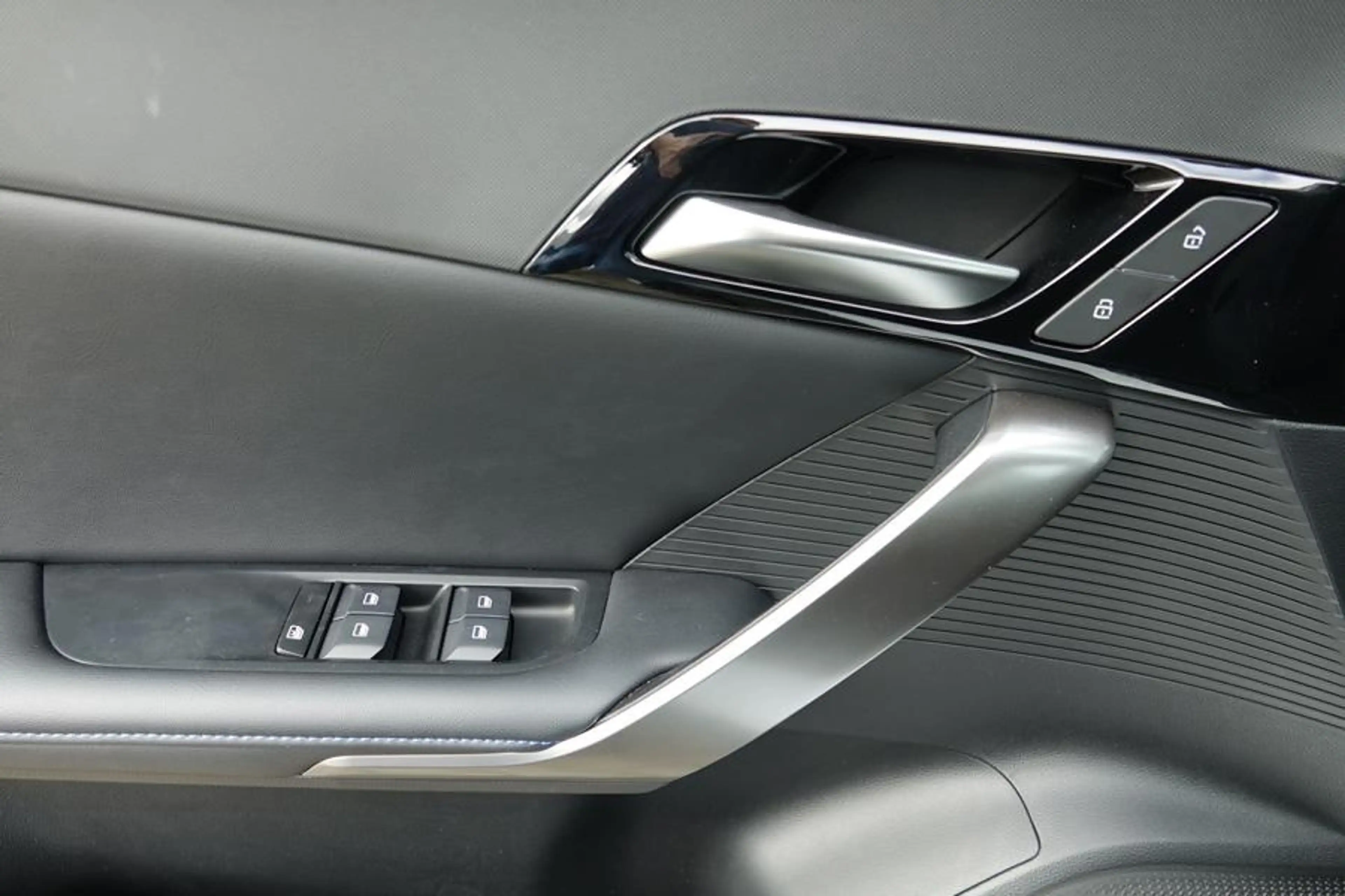 MG MG4 LUXURY 150KW 64 kWh 7J Garantie +AHK! — photo 12