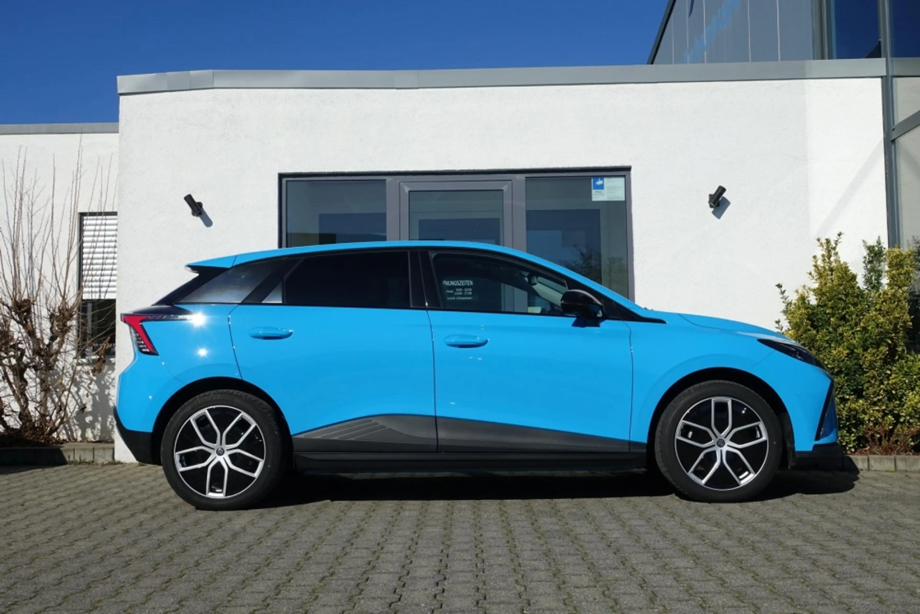 MG MG4 LUXURY 150KW 64 kWh 7J Garantie +AHK! — photo 2