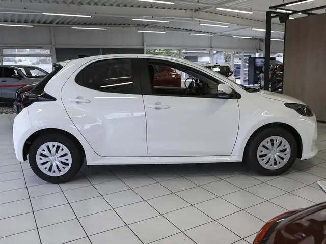 Toyota Yaris view 3