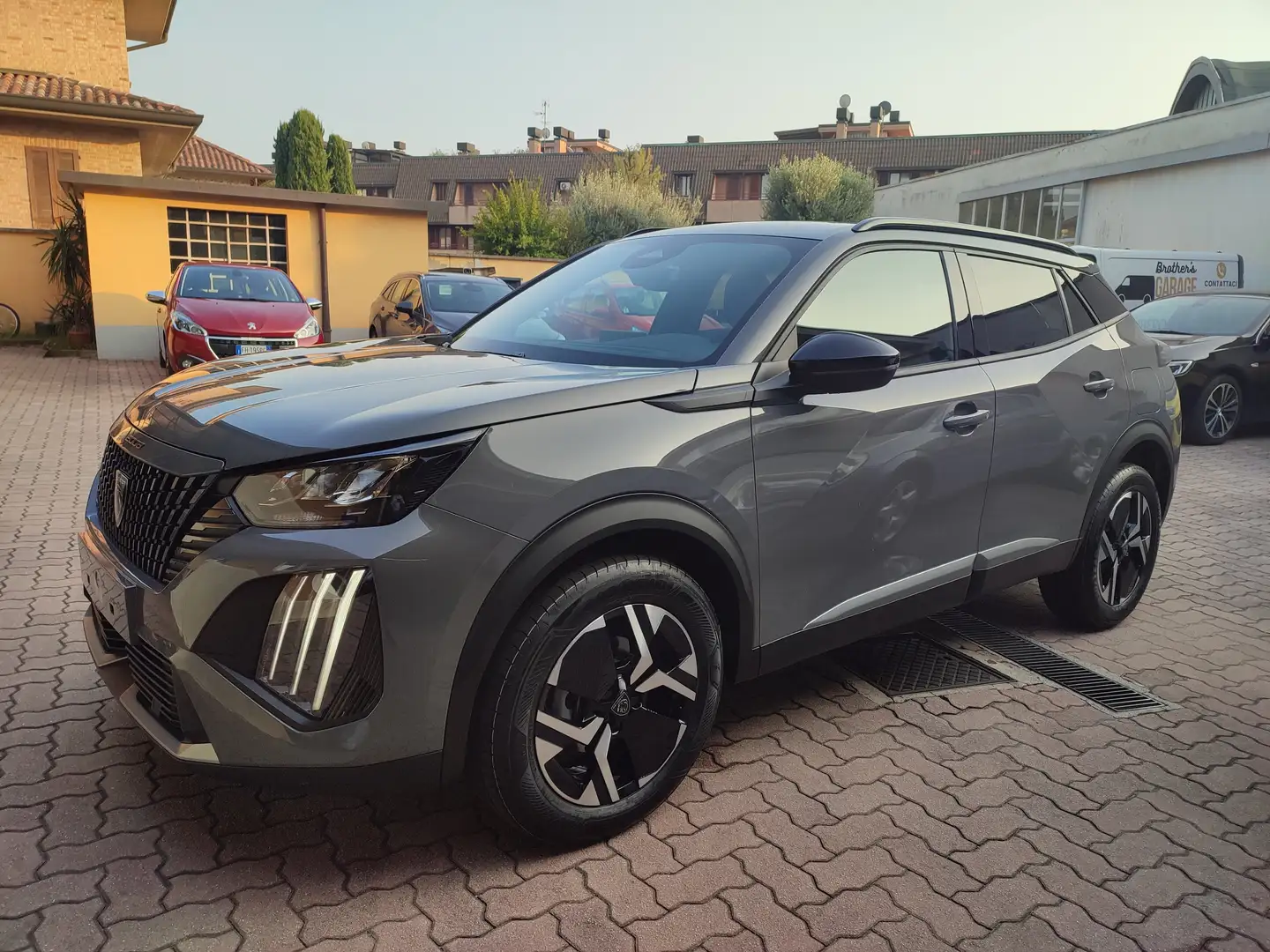 Peugeot 2008 2008 1.2 puretech Allure 100 cv FormulaGuidaSicuro Grigio - 1