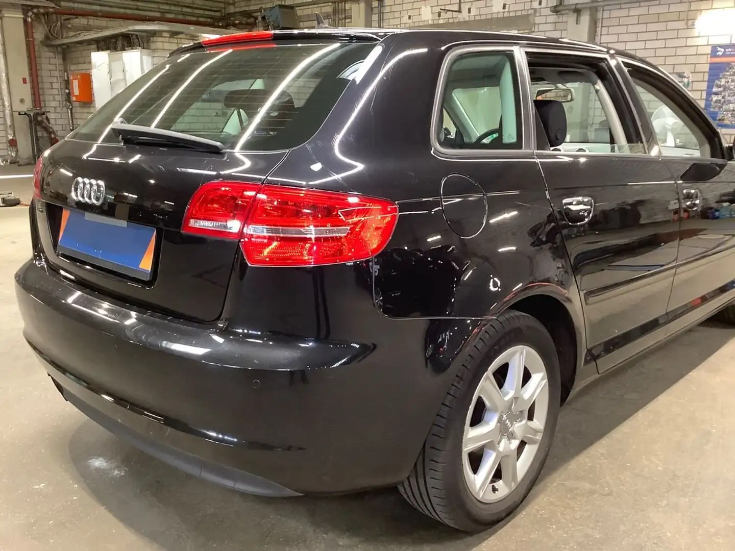 Audi A3 1.4 TFSI Ambiente/AUT-GTR/TEM/PDC/SHZ/STH Schwarz - 2
