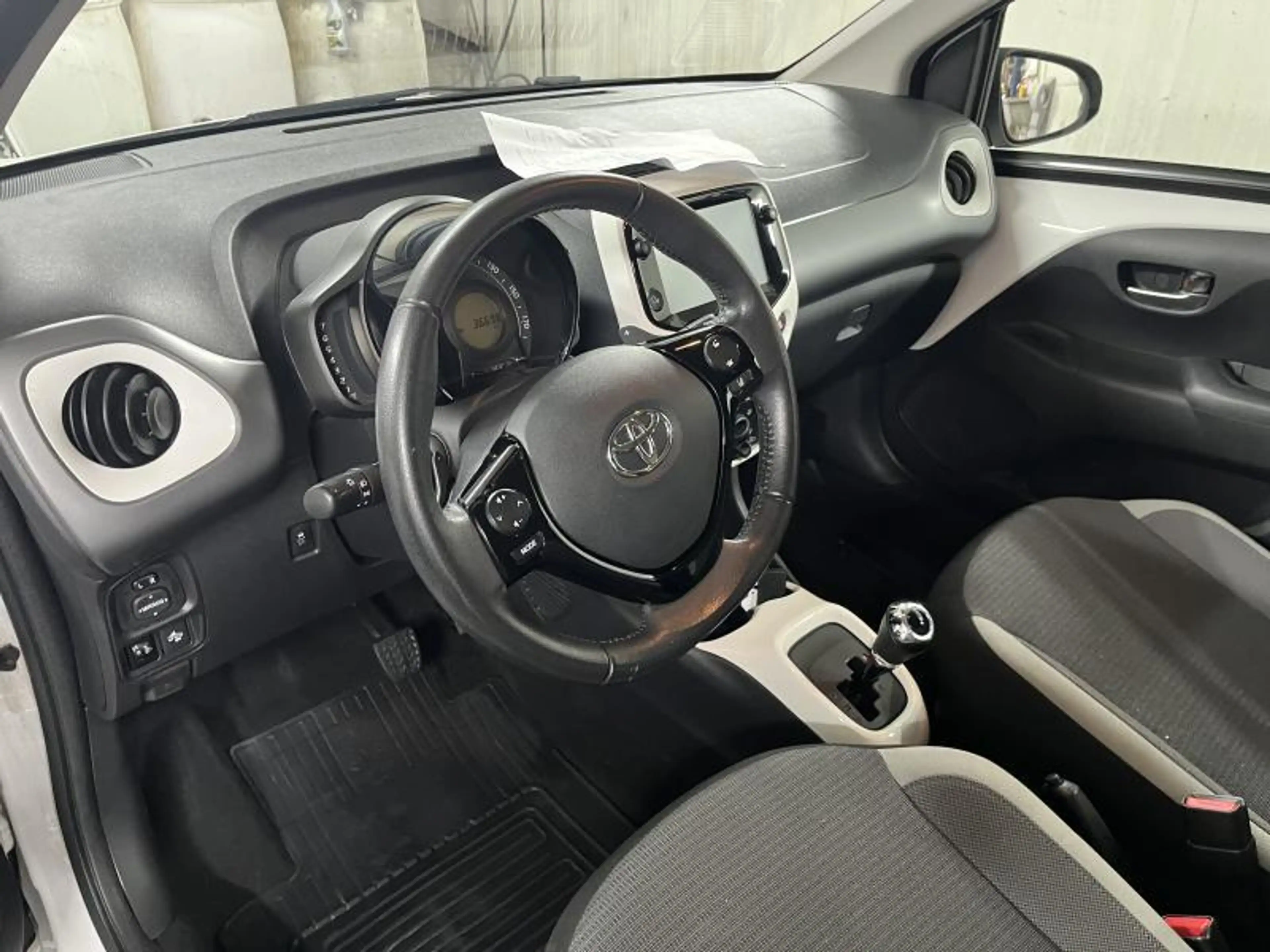 Toyota Aygo x-play2 - AUTOMATIQUE — photo 9