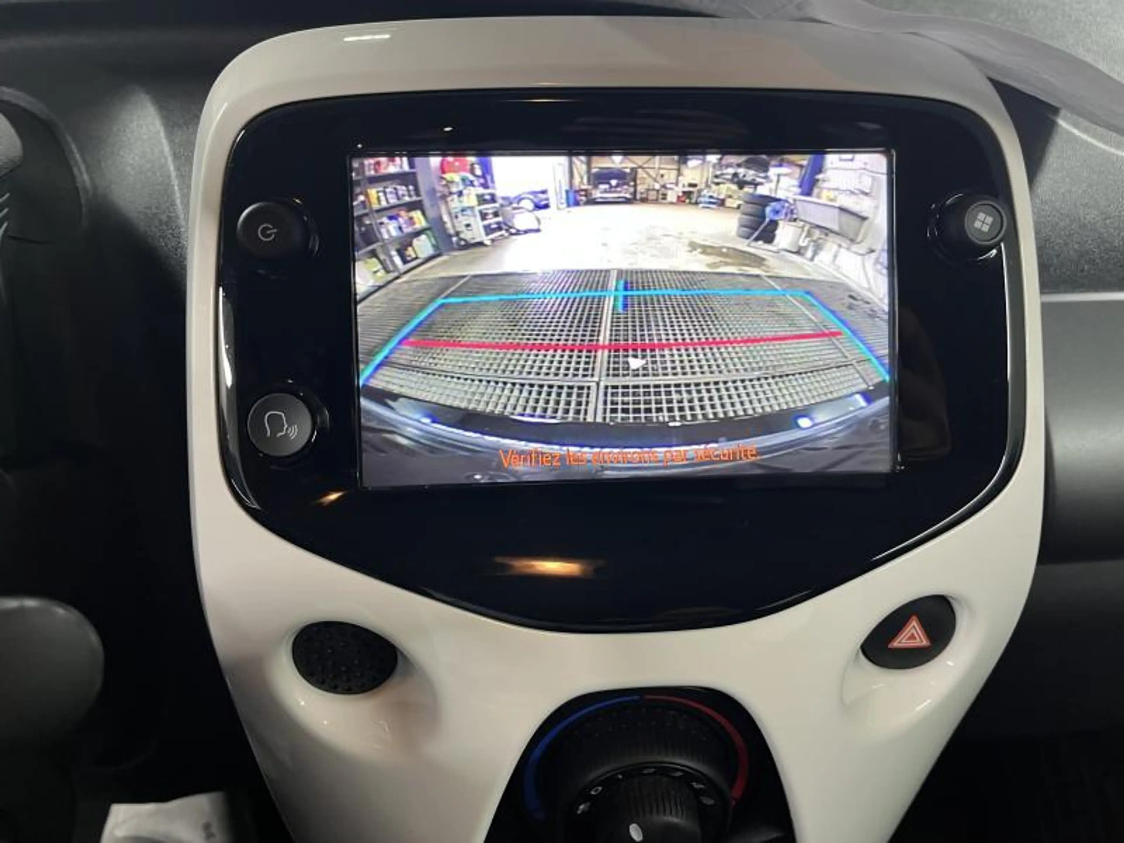 Toyota Aygo x-play2 - AUTOMATIQUE — photo 12