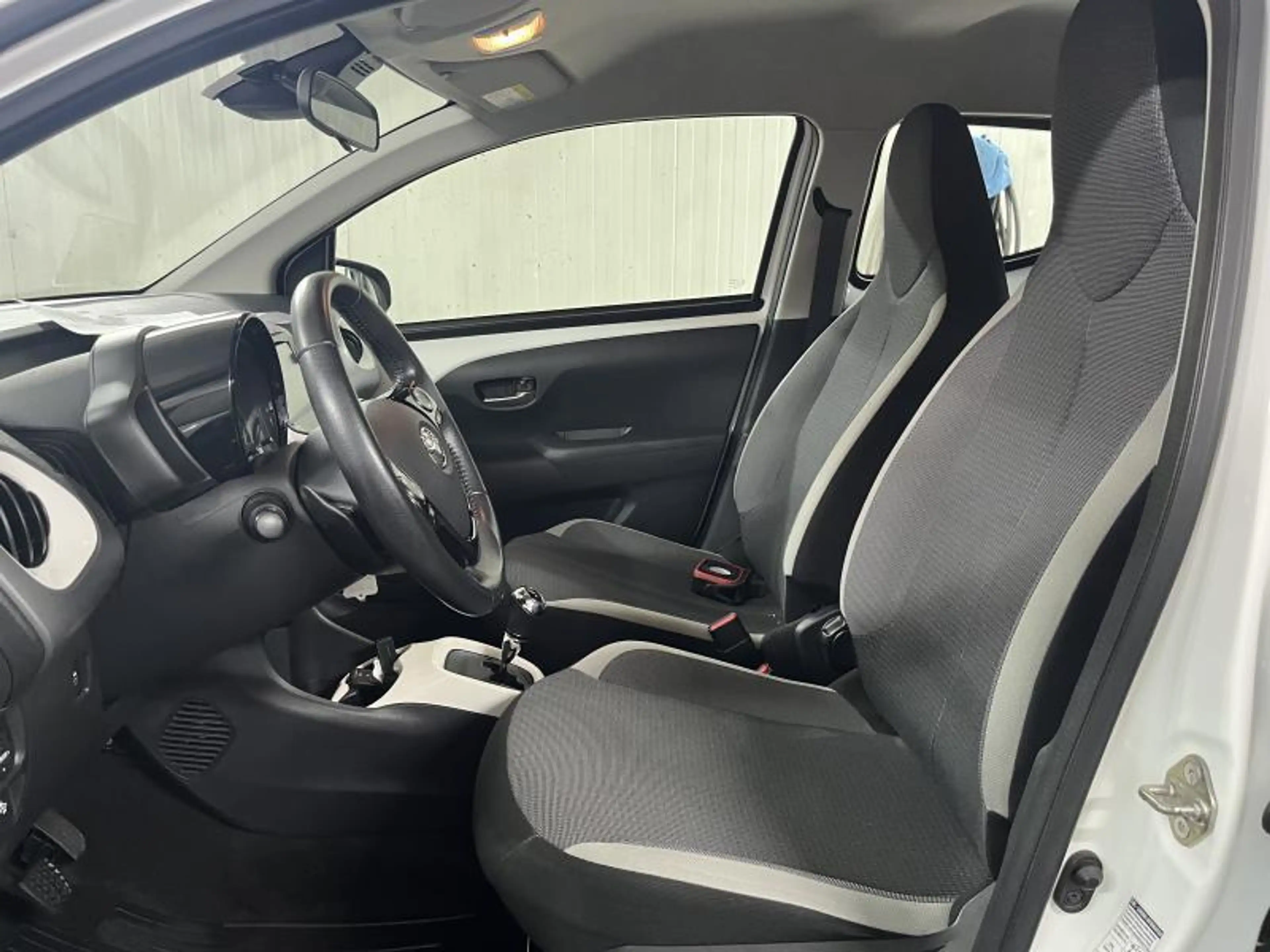 Toyota Aygo x-play2 - AUTOMATIQUE — photo 8