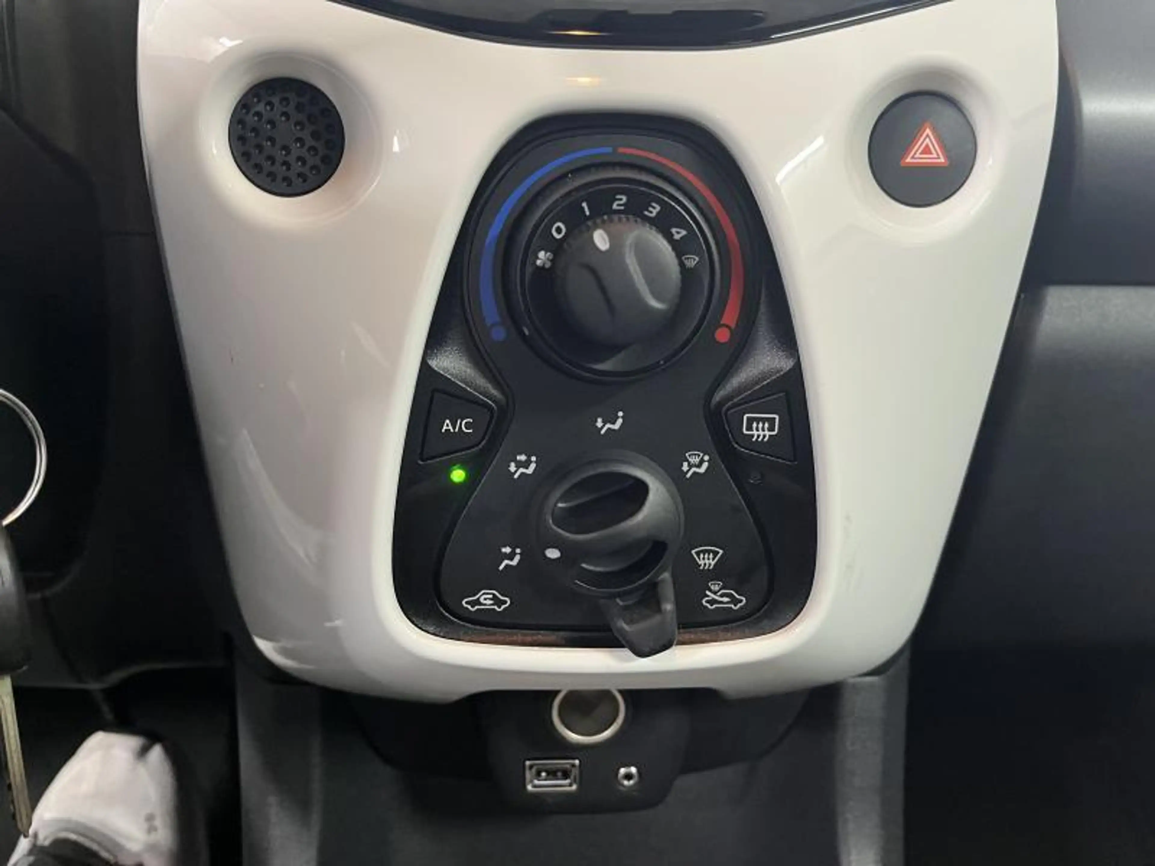 Toyota Aygo x-play2 - AUTOMATIQUE — photo 13