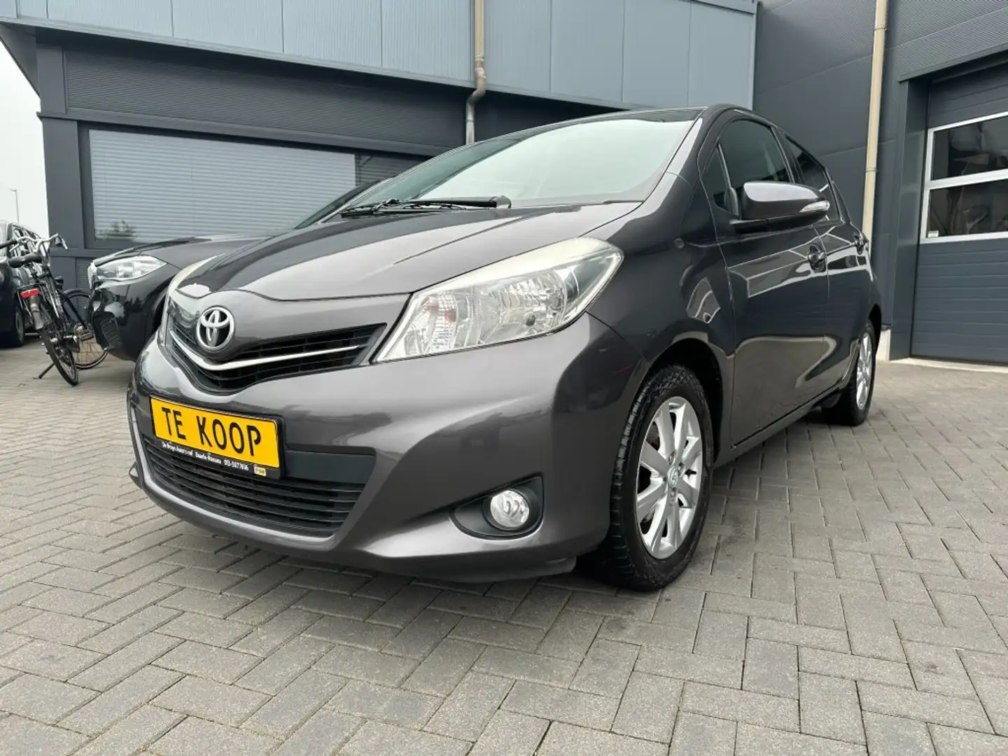 Toyota Yaris 1.0 VVT-i Comfort Grijs, 5drs, airco Grijs - 1