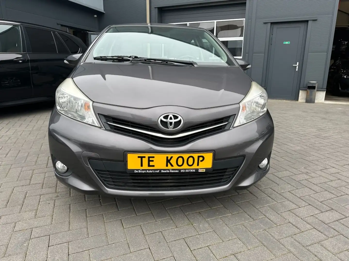 Toyota Yaris 1.0 VVT-i Comfort Grijs, 5drs, airco Grijs - 2