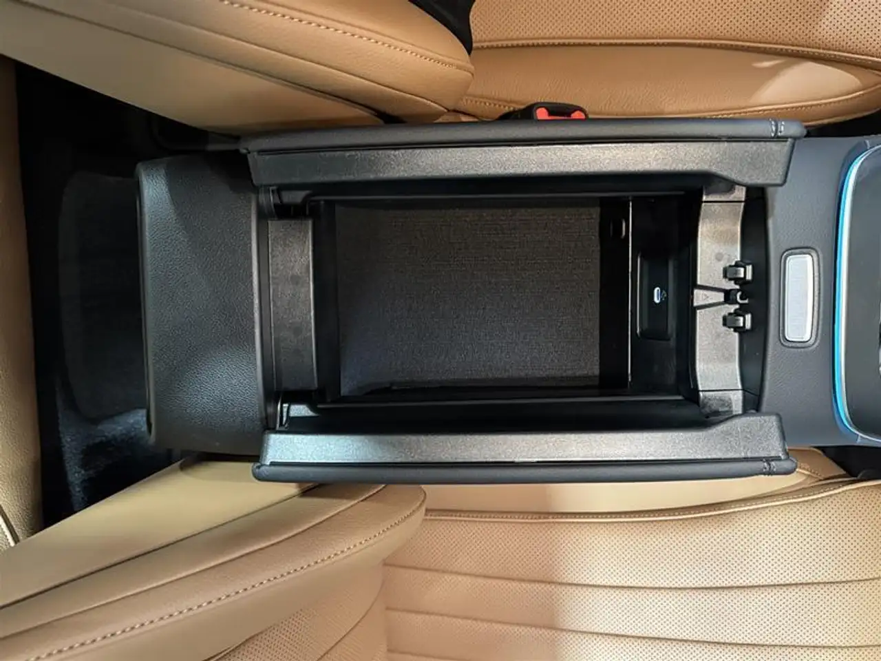 Mercedes-Benz E-Class снимка Mercedes-Benz E-Class