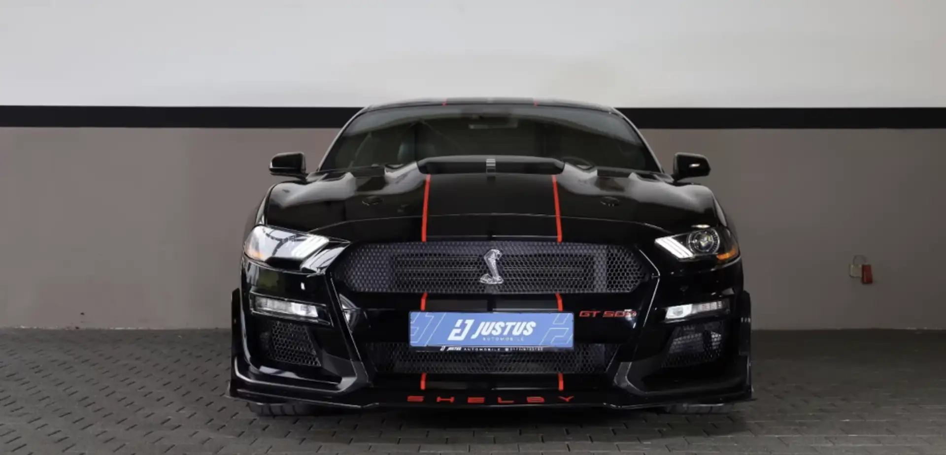 Ford Mustang Aut. Negro - 2