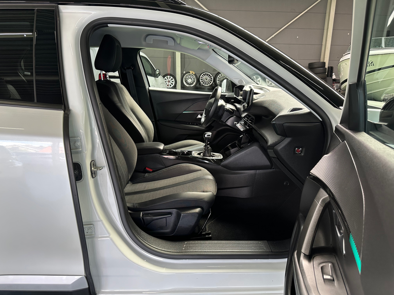 Peugeot 2008 2008 1.5 BlueHDi Allure Pack — photo 13
