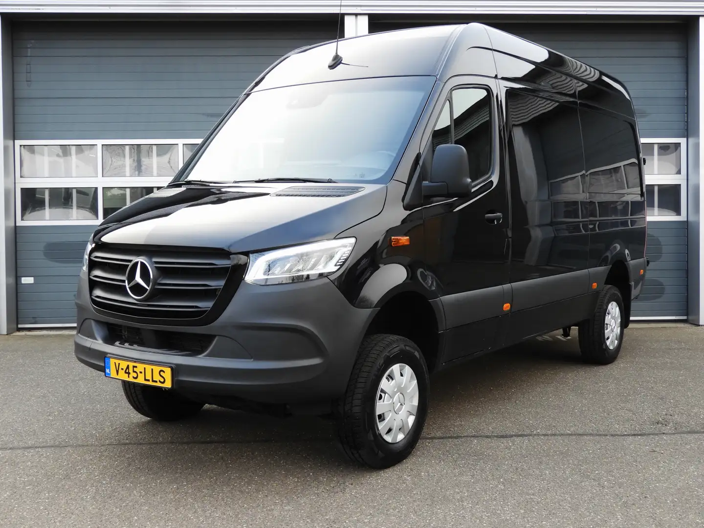 Mercedes-Benz Sprinter 319 1.9 CDI L2H2 4x4 LED | 10,25" MBUX | DISTRONIC Zwart - 1