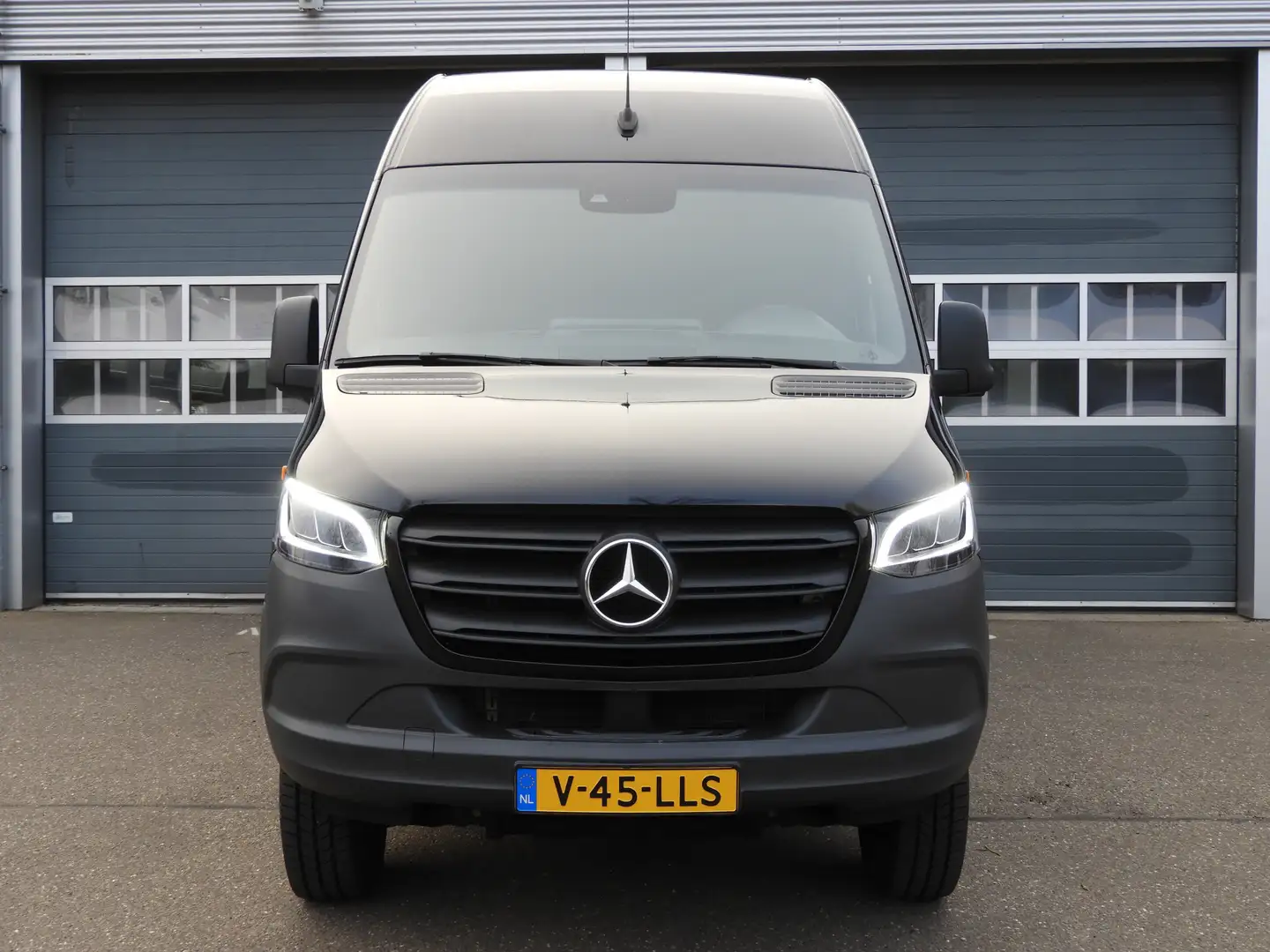 Mercedes-Benz Sprinter 319 1.9 CDI L2H2 4x4 LED | 10,25" MBUX | DISTRONIC Zwart - 2