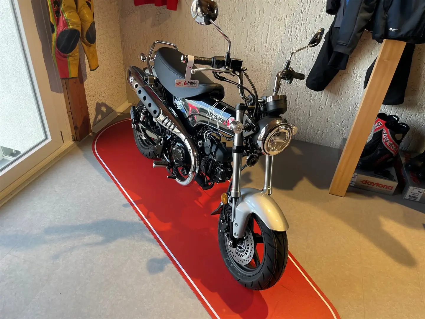 Honda DAX ST 125 Negro - 2