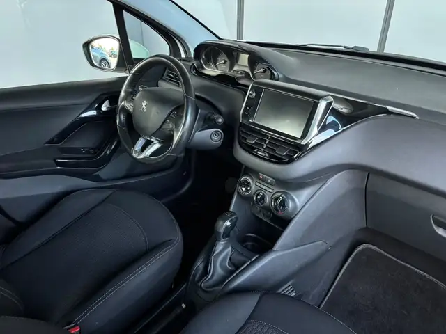 Peugeot 208 view 9
