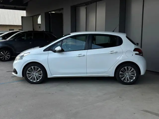 Peugeot 208 view 3