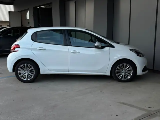Peugeot 208 view 6
