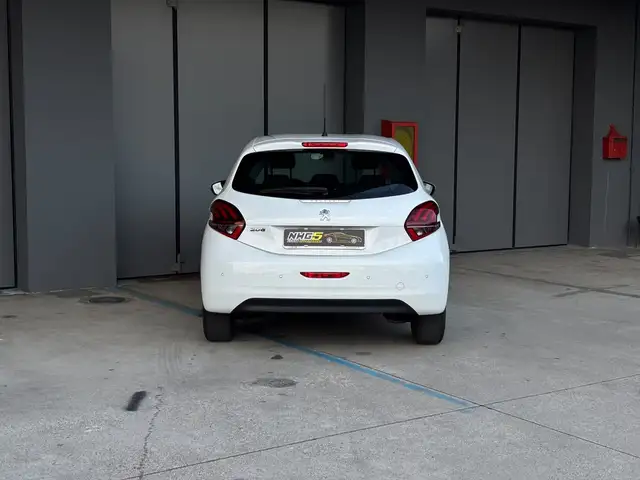 Peugeot 208 view 7
