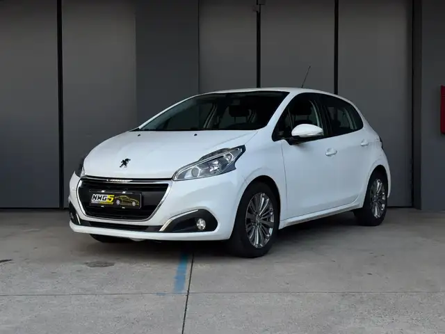 Peugeot 208 view 2