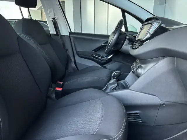 Peugeot 208 view 8