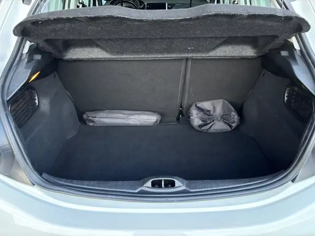 Peugeot 208 view 11