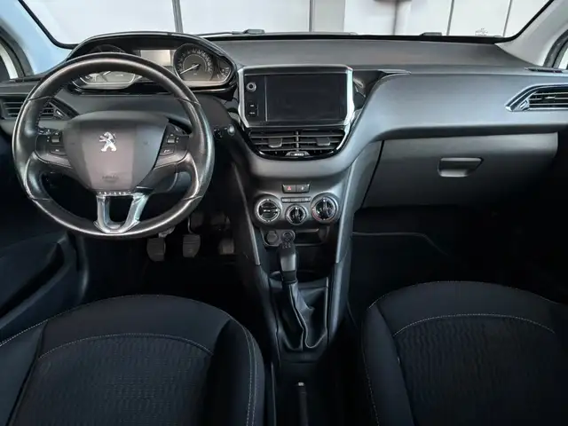 Peugeot 208 view 13