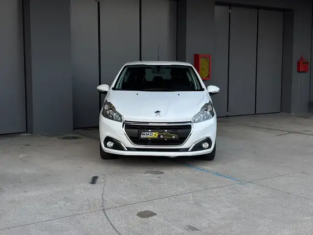 Peugeot 208 view 4