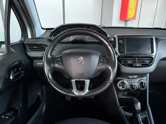 Peugeot 208 view 12
