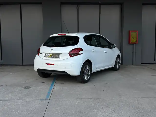 Peugeot 208 view 5