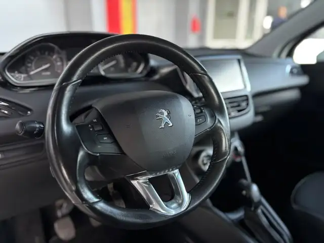 Peugeot 208 view 14
