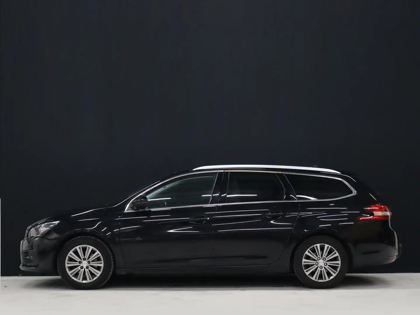 Peugeot 308 SW 1.2 PureTech Blue Lease Premium [CARPLAY, CRUIS Zwart - 2