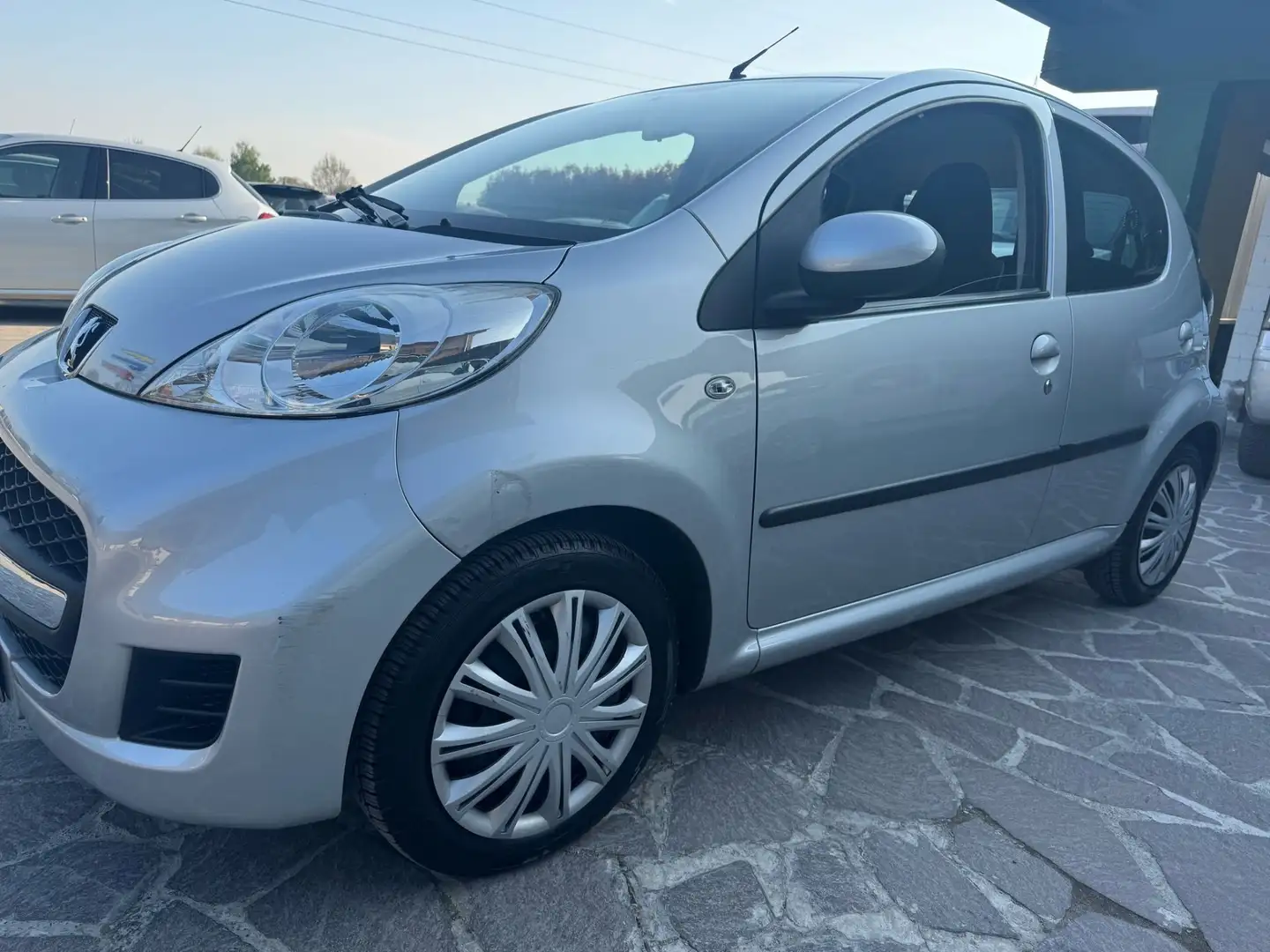 Peugeot 107 1.0 68CV 5p. Allure neopatentati Argento - 1
