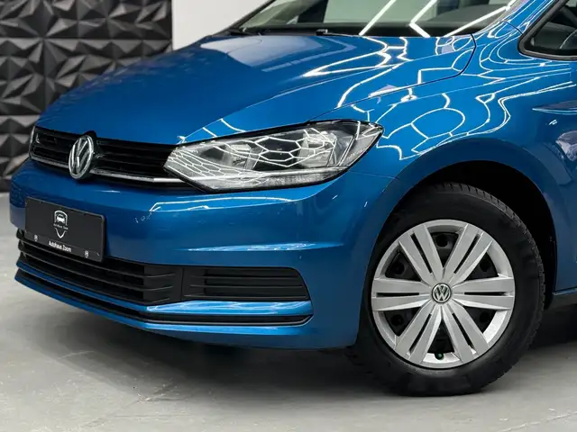 Volkswagen Touran view 3