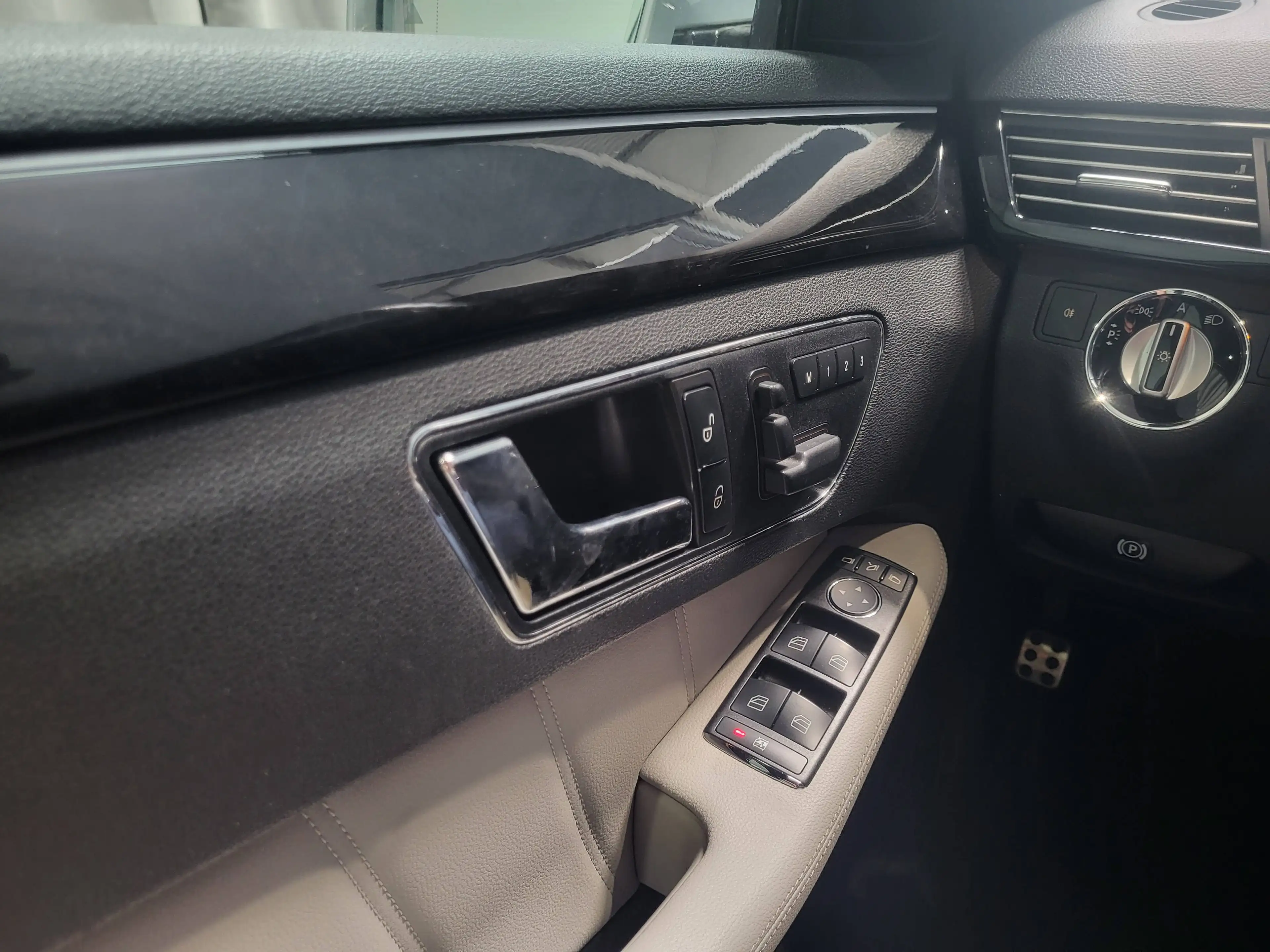 Mercedes-Benz E 350 CDI 4Matic AMG-Line *TOP Ausstattung* — photo 14