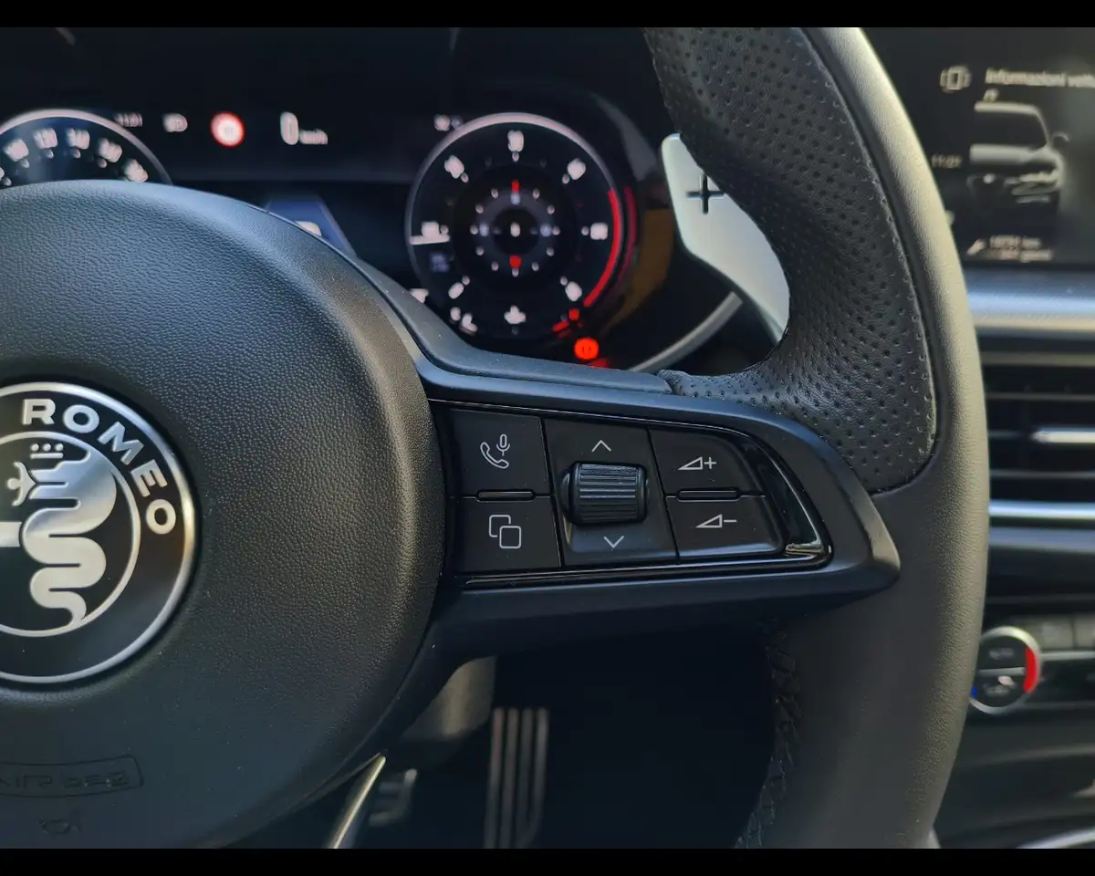 Alfa Romeo Stelvio 2025 — фото 29