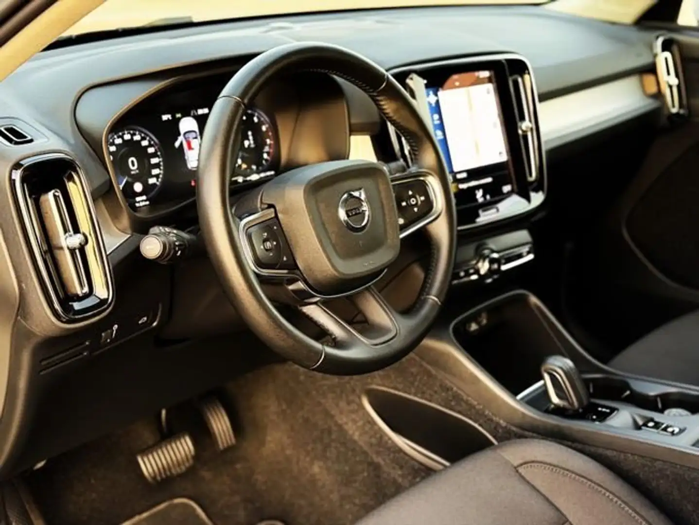 Volvo XC40 T3 Momentum Pro Aut. Gris - 2