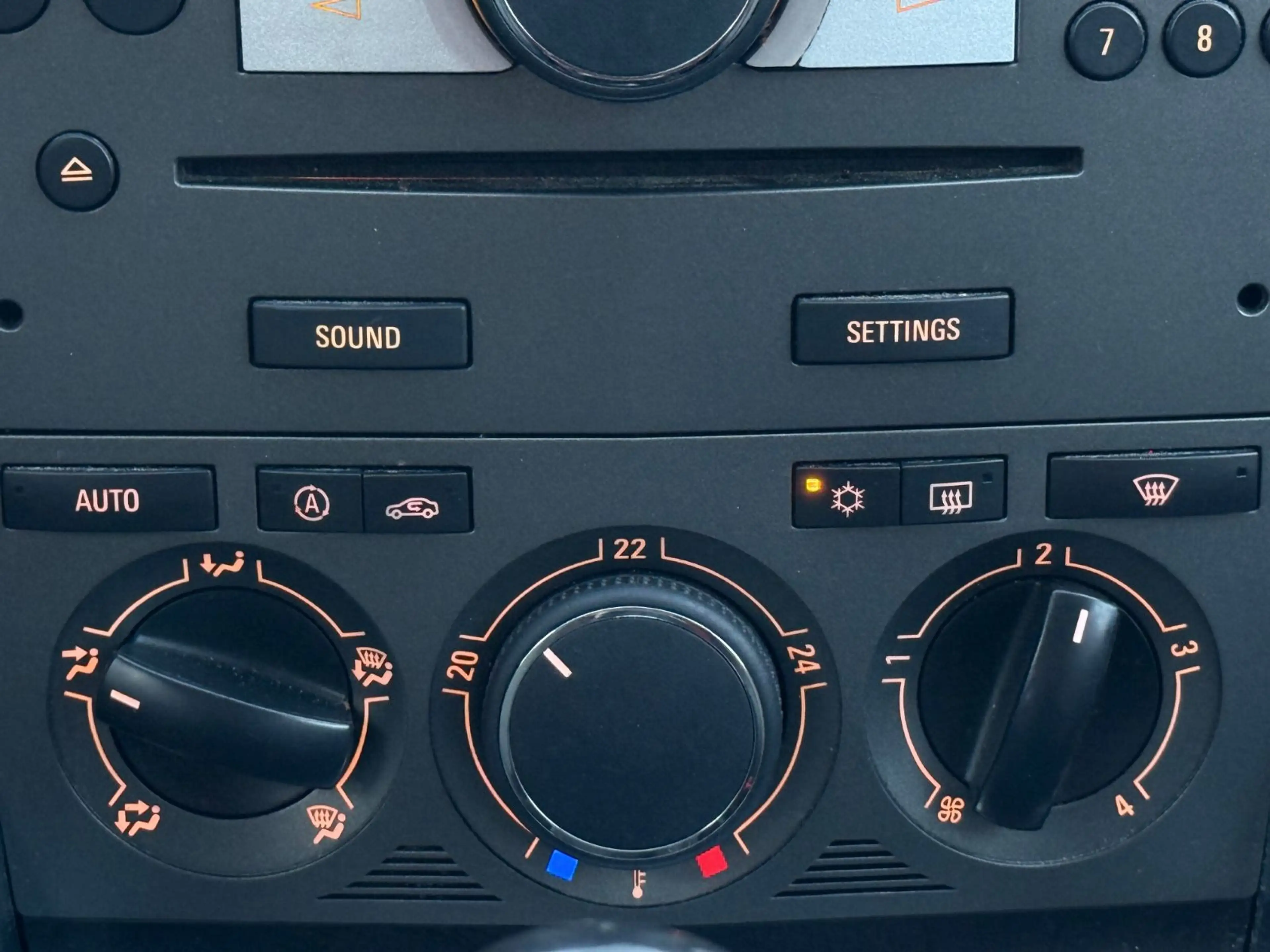 Opel Antara Design Edition 4x2/Sitzheizung/1-Hand — photo 15