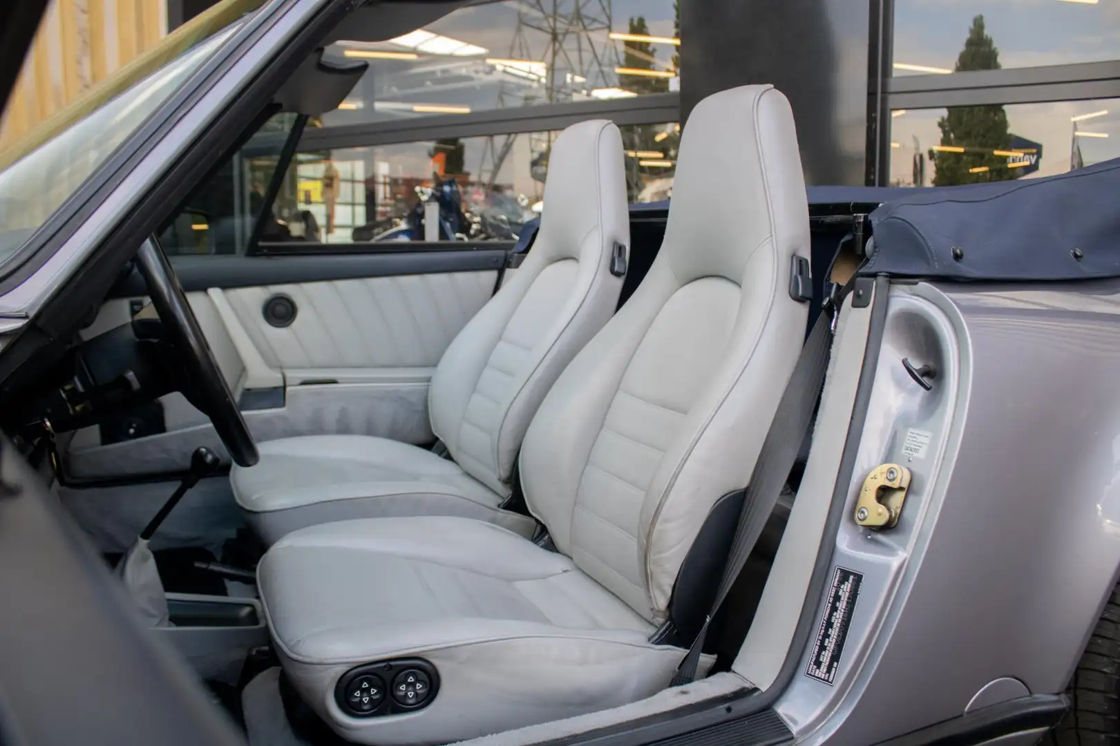 Porsche 911 Cabrio 3.2 Carrera Grijs - 2