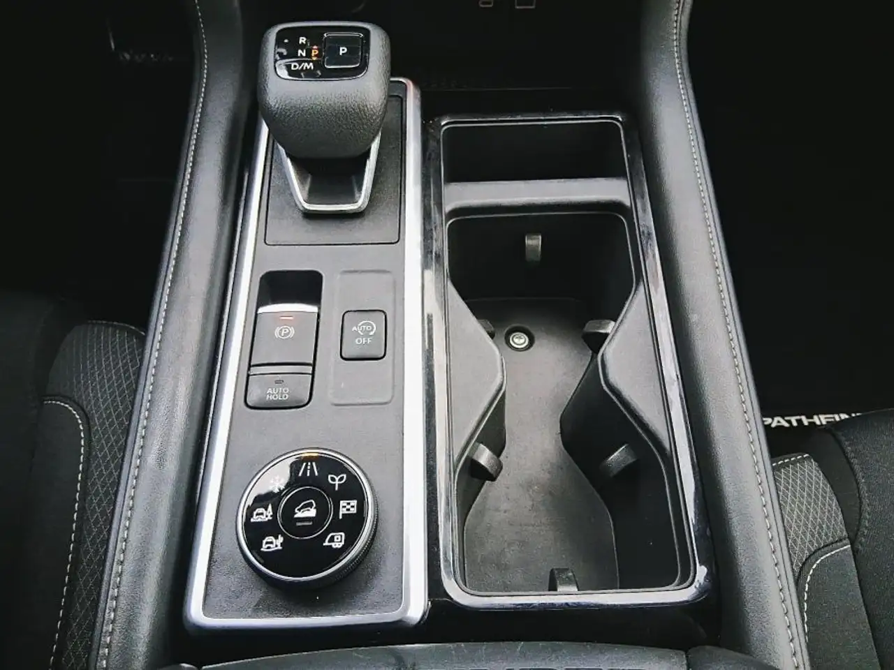 Nissan Pathfinder снимка Nissan Pathfinder