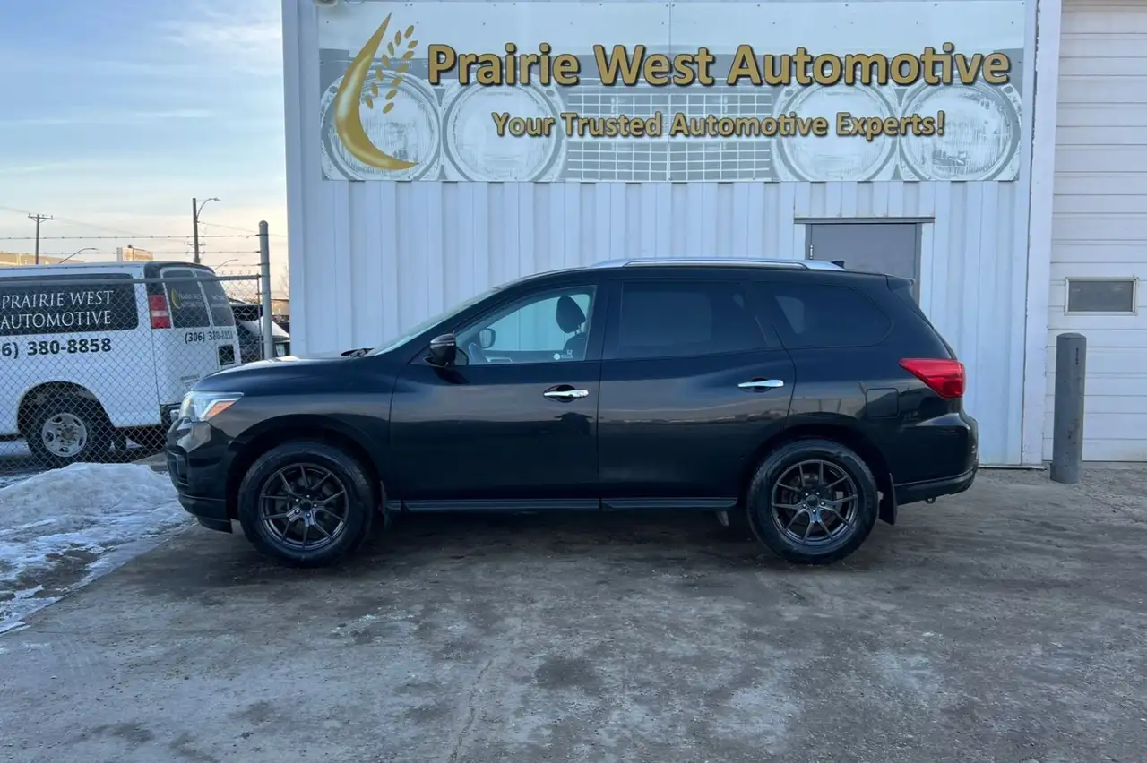 Nissan Pathfinder снимка Nissan Pathfinder