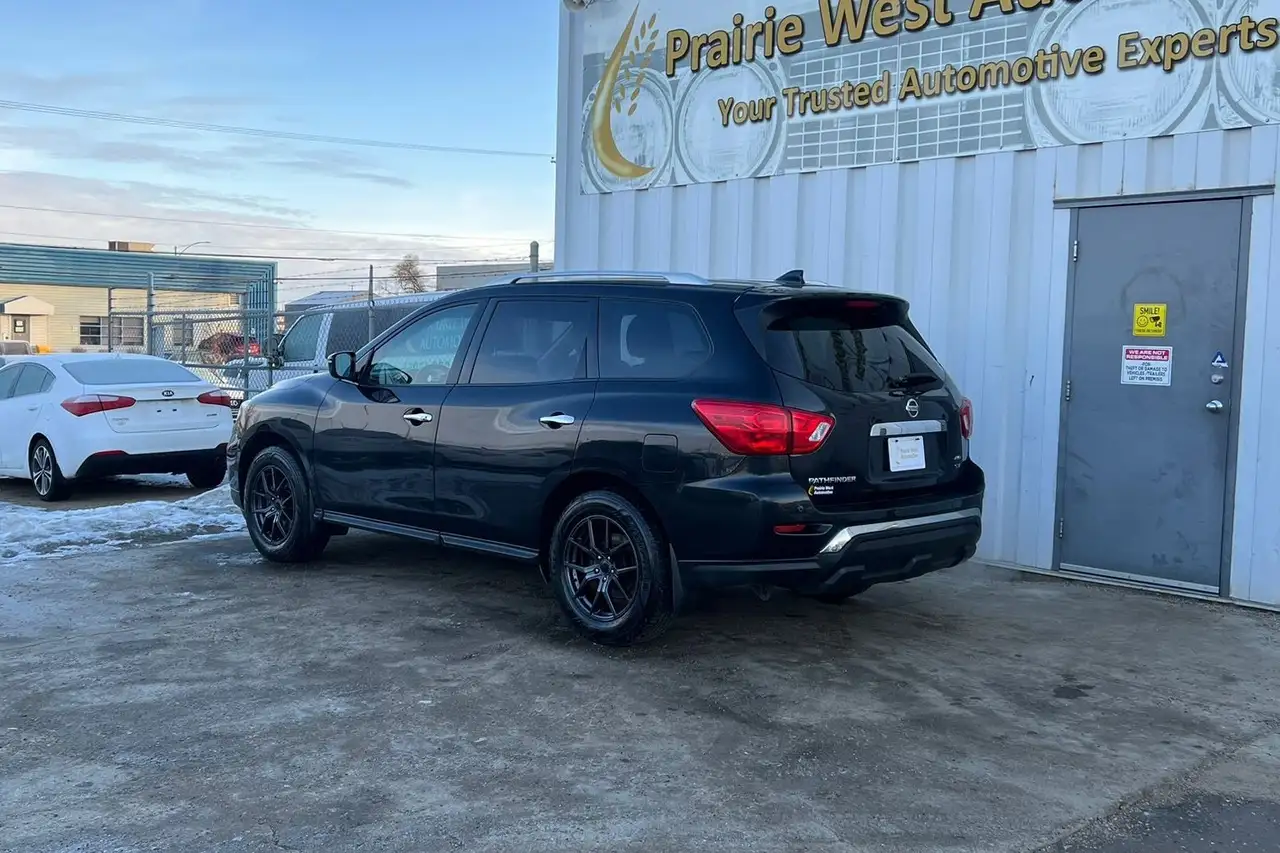 Nissan Pathfinder снимка Nissan Pathfinder