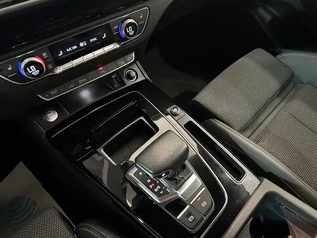 Audi Q5 view 11