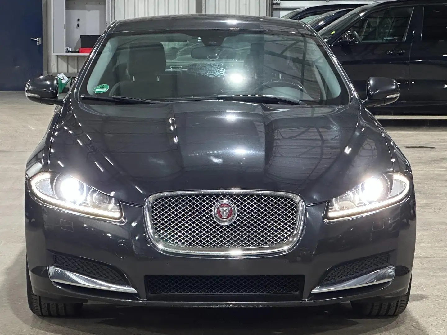 Jaguar XF XF E-Performance Aut. Pure Schwarz - 2
