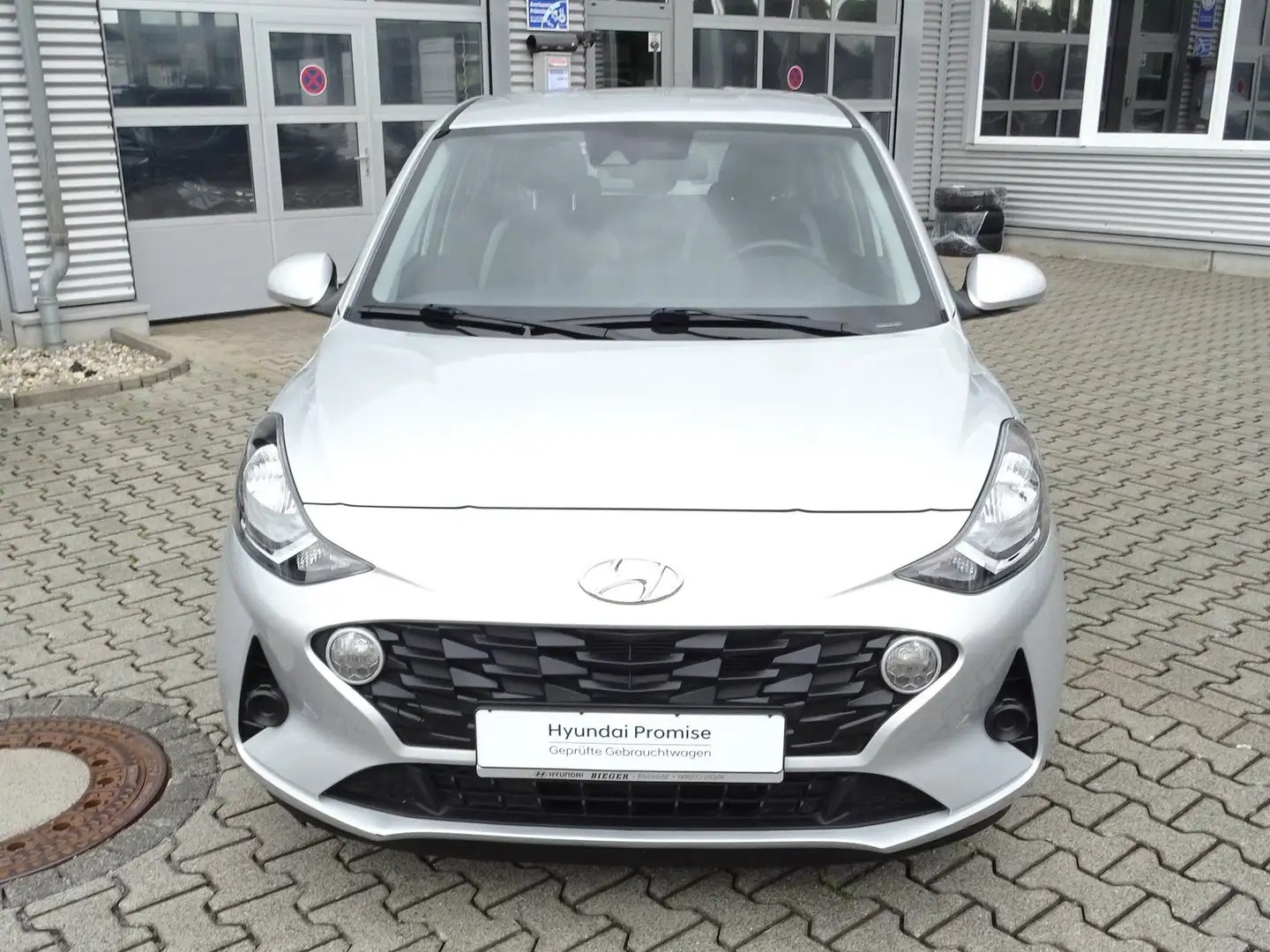 Hyundai i10 1.0 Trend Klima AppleCarPlay PDC ALU SHZ LHZ ZV Silber - 2